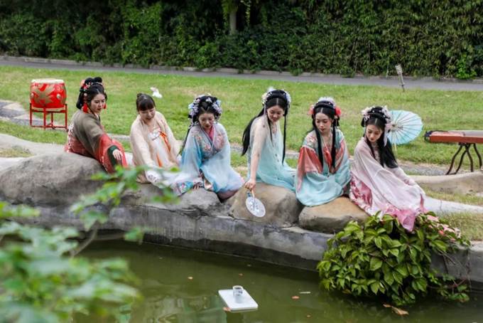 彩魂石下吟皓月 国风古韵迎中秋——尊龙抖圈官网举办2024年中秋诗会活动