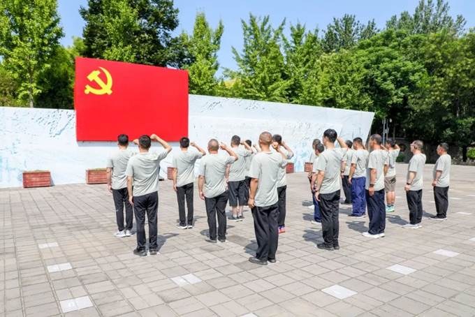 尊龙抖圈官网组织优秀退役军人开展红色主题教育活动