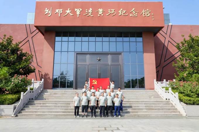 尊龙抖圈官网组织优秀退役军人开展红色主题教育活动