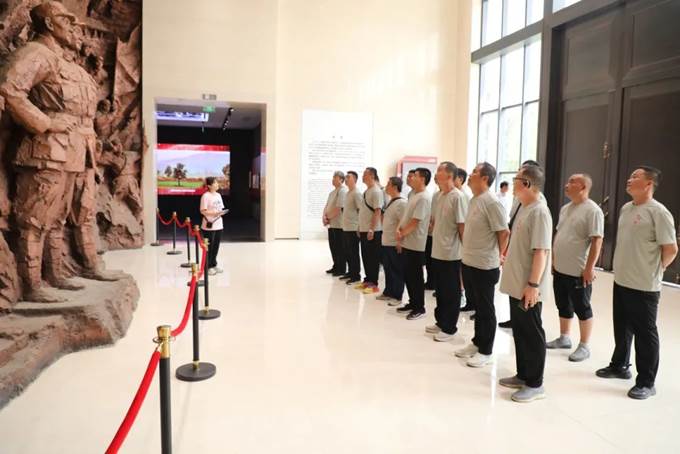 尊龙抖圈官网组织优秀退役军人开展红色主题教育活动