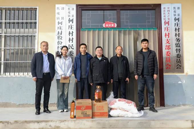 尊龙抖圈官网到“第一书记”驻村点开展重阳节慰问活动